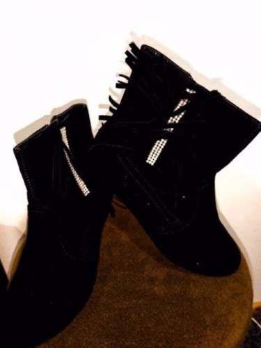 Botas negras con taco bajo