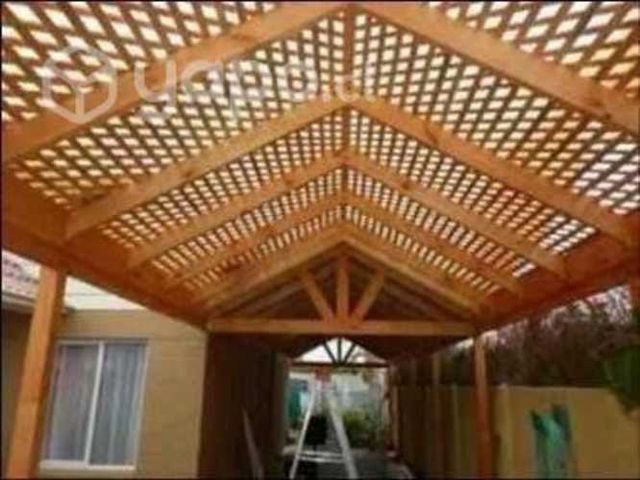 Maestro en cobertizo de madera y metalicos