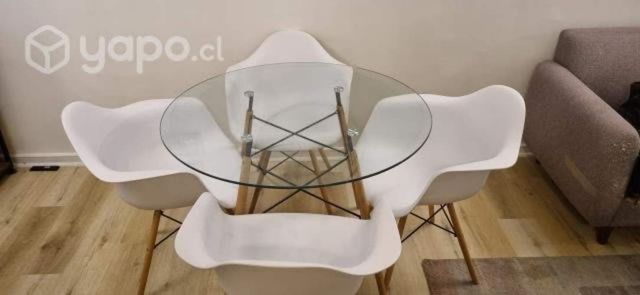 Comedor vidrio +sillas eames