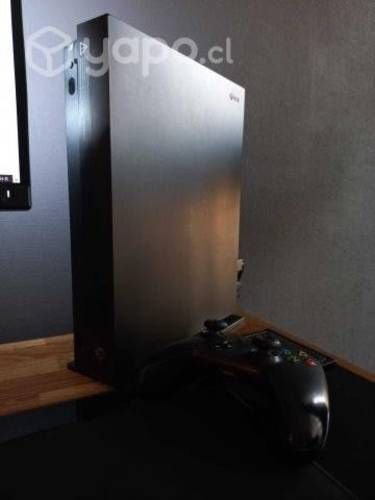 Xbox One X con control y Stand