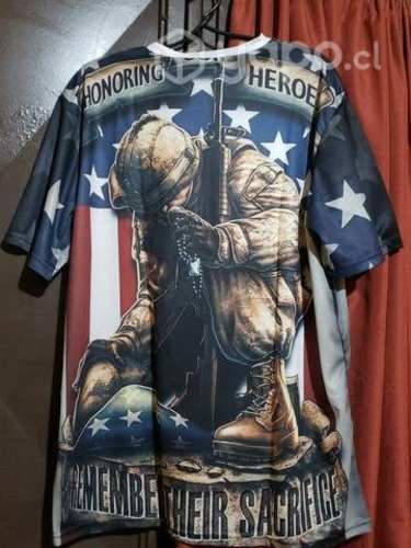 Polera con motivo militar