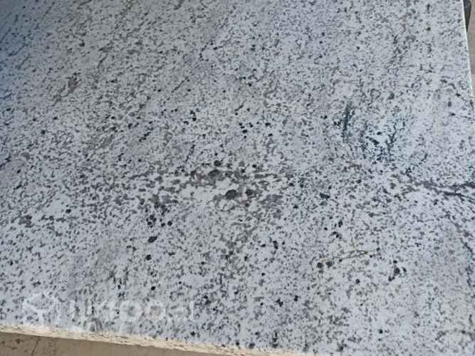 Mesa de centro de granito gris con blanco