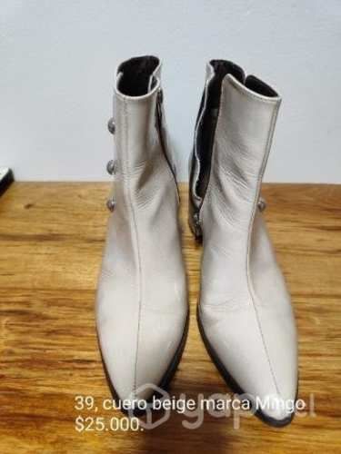 Botín cuero charol color crema.