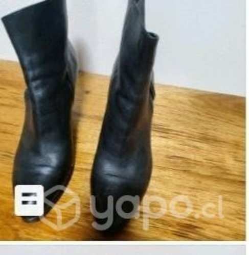 Botin cuero negro.