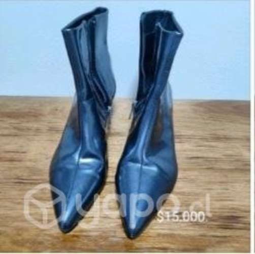 Botin gris con cierre.