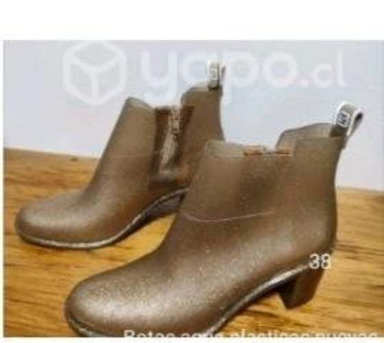 Bota impermeable dorada