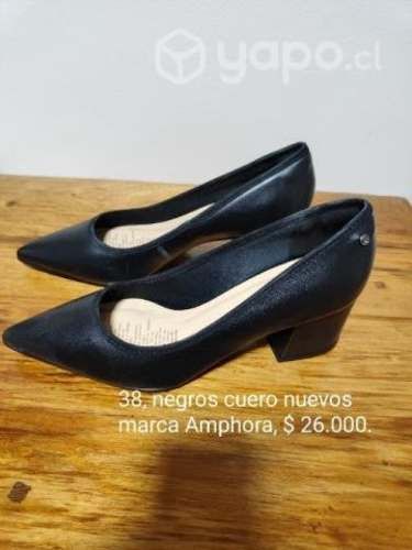 Zapato cuero negro.