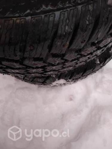 2 neumáticos con clavos