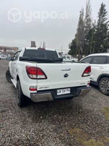 Camioneta Mazda BT-50 impecable