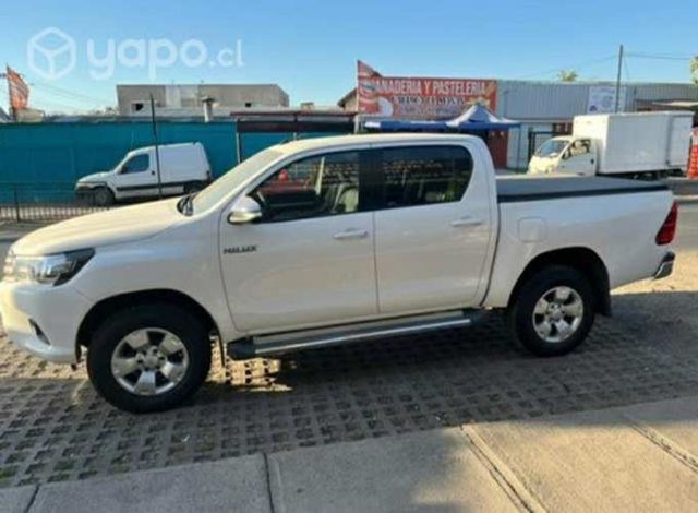 Camioneta Toyota Hilux semi nueva