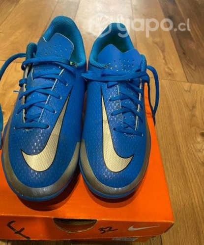 Zapatos de fútbol marca Nike talla 32