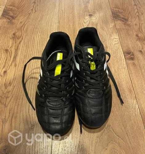 Zapatos de fútbol marca Diadora talla 33