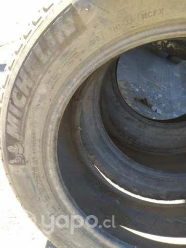 Tres neumáticos 235/55/17