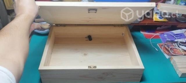 Caja con llave de madera