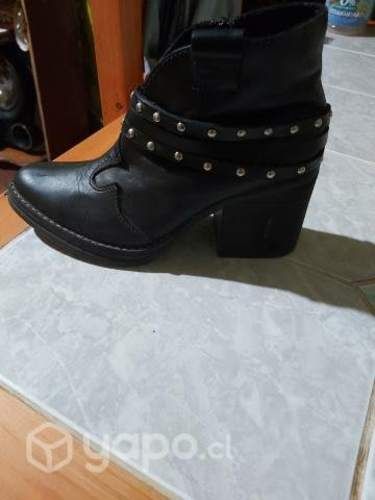 Botines negros de cuero