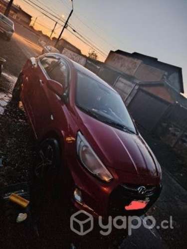 HYUNDAI ACCENT, con detalles estéticos