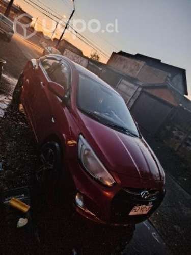 HYUNDAI ACCENT, con detalles estéticos