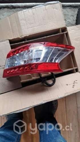 Foco Trasero para Nissan Versa: Seguridad y Estilo