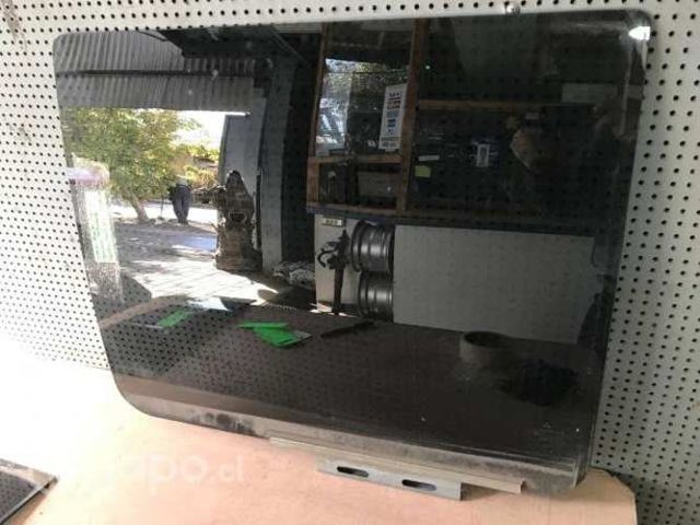 Vidrio puerta trasera izquierda Mitsubishi Montero