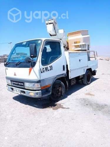 Camión alza hombre Mitsubishi canter año 2001