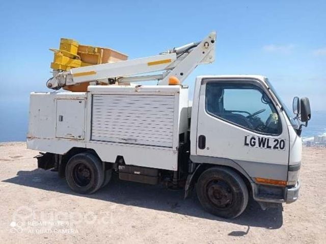 Camión alza hombre Mitsubishi canter año 2001