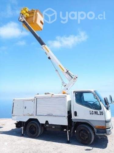 Camión alza hombre Mitsubishi canter año 2001