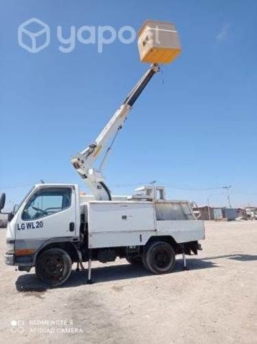 Camión alza hombre Mitsubishi canter año 2001