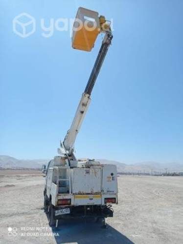 Camión alza hombre Mitsubishi canter año 2001