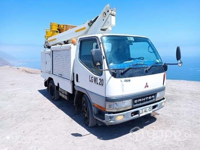 Camión alza hombre Mitsubishi canter año 2001