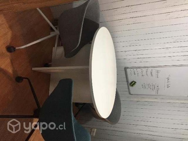 Mesa y 3 sillas con ruedas