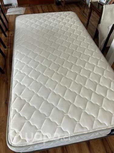 Cama de plaza y media casi nueva