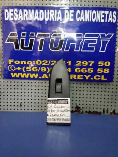 Boton alzavidrio tras der Suzuki Grand Nomade 2016