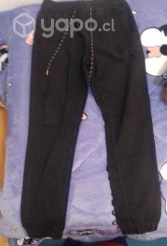 dos pantalones y un abrigo