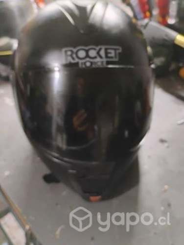 3 cascos chaleco XL y cajuela de moto