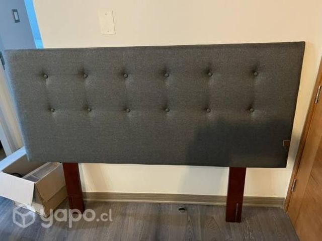 Conjunto cama respaldo de dos plazas y dos velador