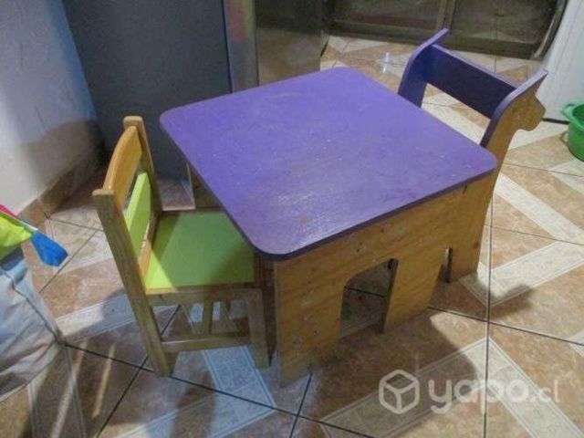Mesa con 2 sillas para niños