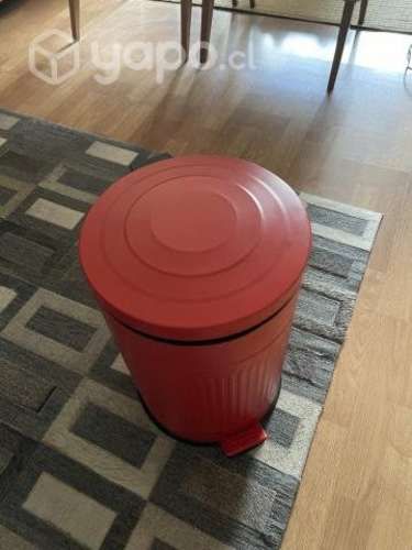 Basurero de metal con pedal y tapa