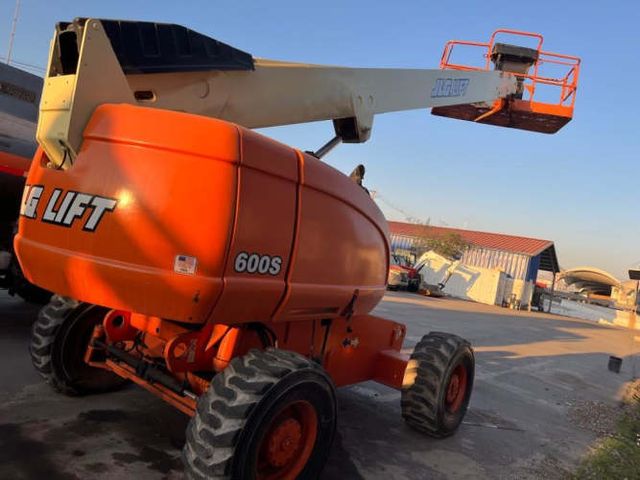 Elevador telescópico JLG600