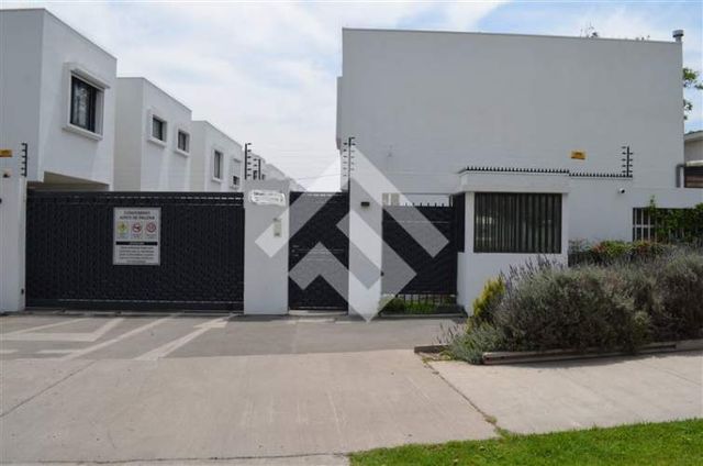 CASA Palena / Av. Tobalaba