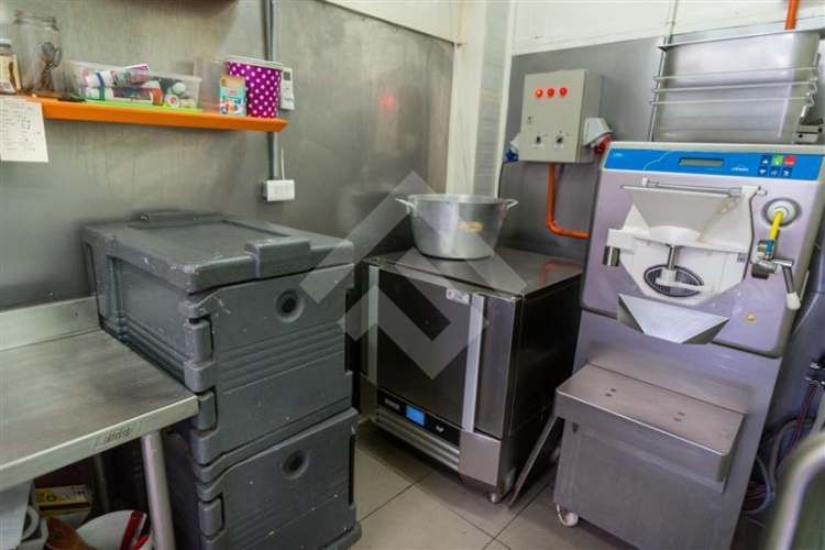 LOCAL COMERCIAL Las Americas con Comercio