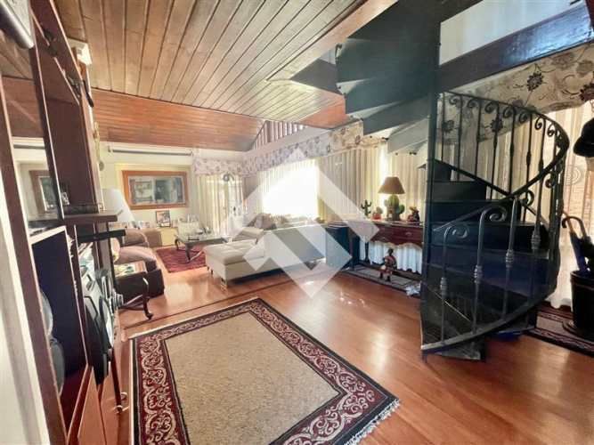 CASA Hernando De Aguirre / Plaza Urugay