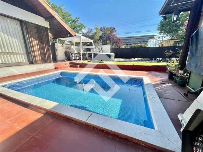 CASA Hernando De Aguirre / Plaza Urugay