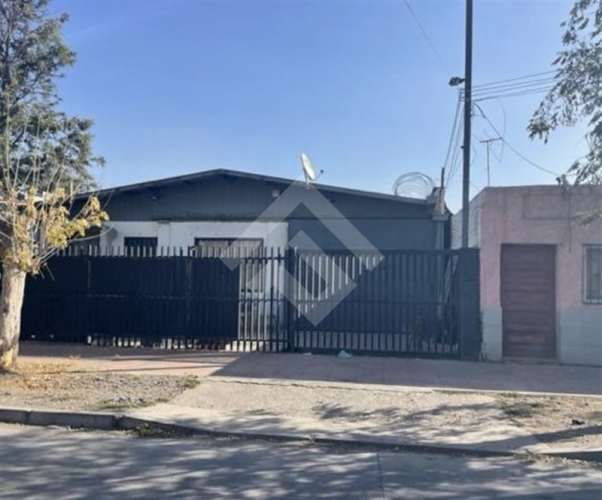 BODEGA Piramide / Diego Meza