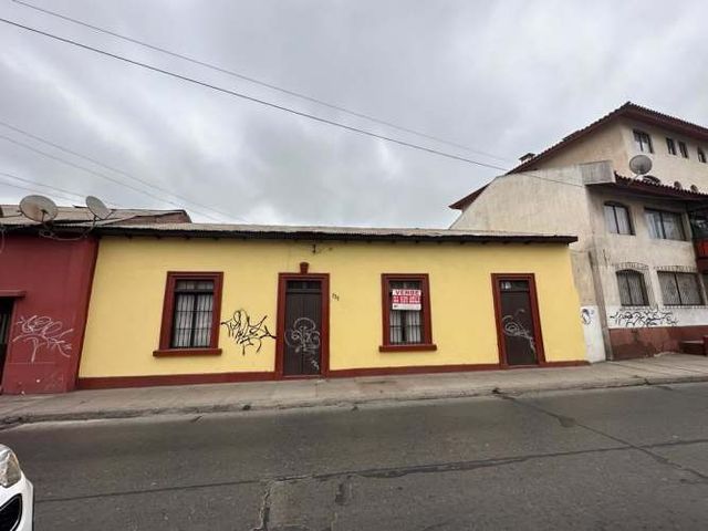 CASA calle Benavente con Lautaro