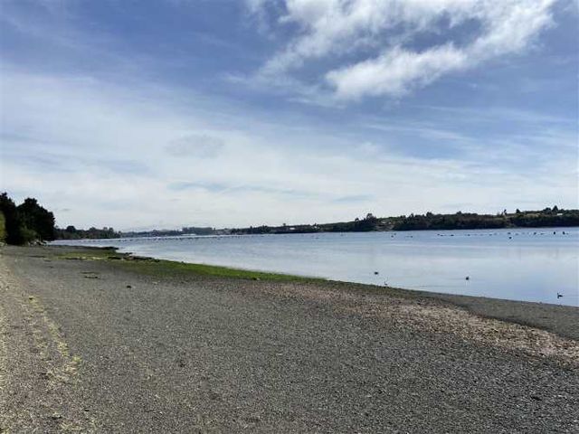 PARCELA Parcela de 1 Há y con 2 casas. Con Orilla de Playa y al costado del camino Caicaén- Calbuco