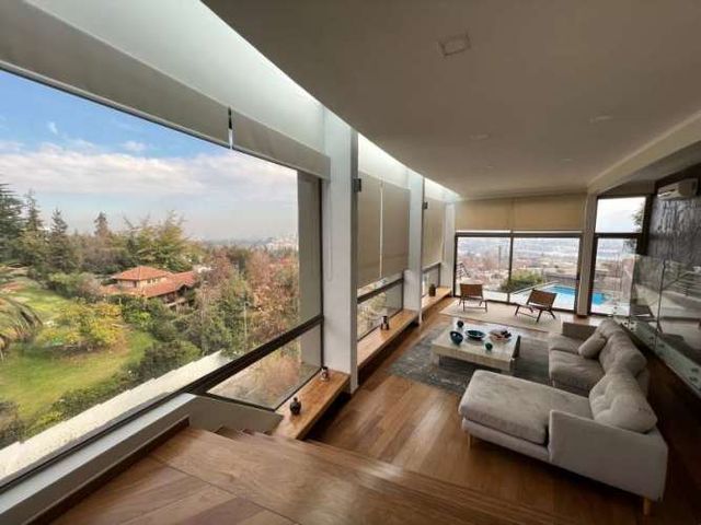 CASA Av. La Quebrada / Quinchamali