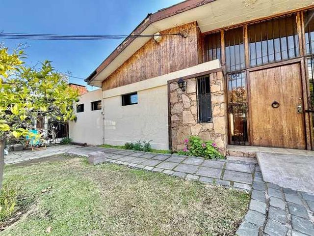 CASA Kennedy Lateral / Av. Manquehue Norte