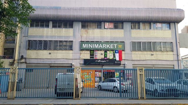 OFICINA Local Comercial en Tercer Nivel. Santiago Centro