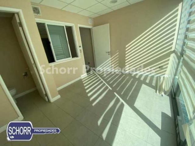 OFICINA Oficina Plaza Oriente, 1 privado 1 sala recepción, 2 baños , un Kitchener, 1 estacionamientos