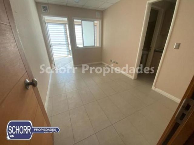 OFICINA Oficina Plaza Oriente, 1 privado 1 sala recepción, 2 baños , un Kitchener, 1 estacionamientos